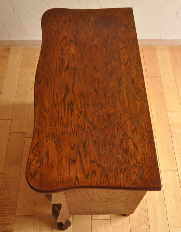 アンティークのチェスト　アンティーク家具　フレンチスタイルの優雅なアンティーク家具、小ぶりな３段チェスト。天板も木目がとってもキレイです。(j-1530-f)