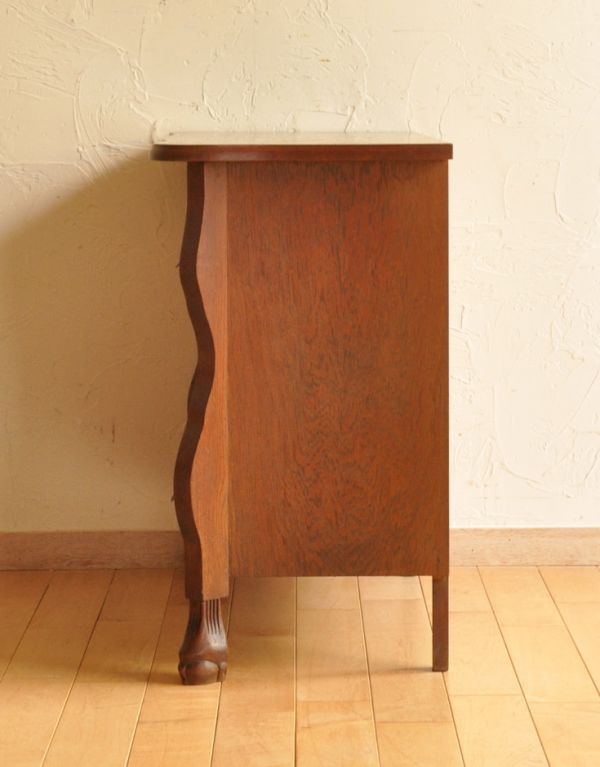 アンティークのチェスト　アンティーク家具　フレンチスタイルの優雅なアンティーク家具、小ぶりな３段チェスト。前板が波打っています。(j-1530-f)