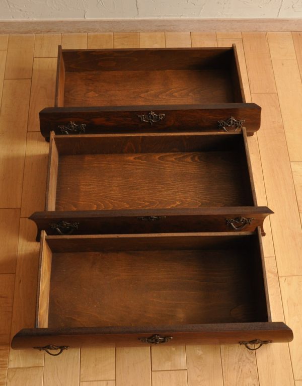 アンティークのチェスト　アンティーク家具　フレンチスタイルの優雅なアンティーク家具、小ぶりな３段チェスト。引き出しは全部で３杯。(j-1530-f)