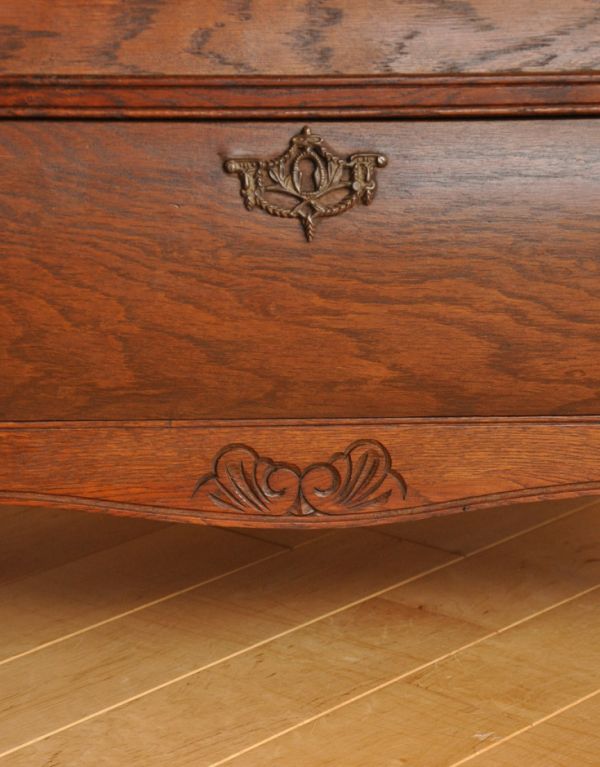 アンティークのチェスト　アンティーク家具　フレンチスタイルの優雅なアンティーク家具、小ぶりな３段チェスト。隅々まで繊細な彫があります。(j-1530-f)