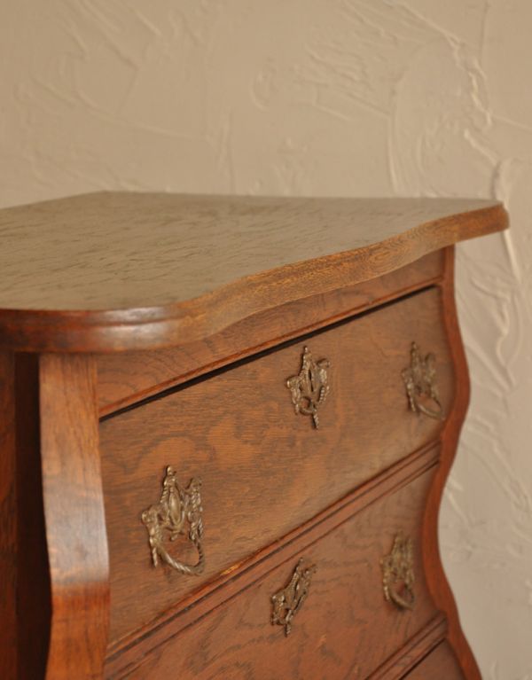 アンティークのチェスト　アンティーク家具　フレンチスタイルの優雅なアンティーク家具、小ぶりな３段チェスト。角が丸いので小さなお子様にも安心です。(j-1530-f)