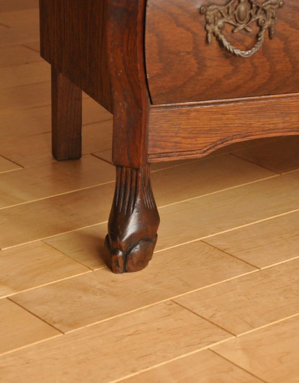 アンティークのチェスト　アンティーク家具　フレンチスタイルの優雅なアンティーク家具、小ぶりな３段チェスト。どっしり貫禄のある脚先。(j-1530-f)