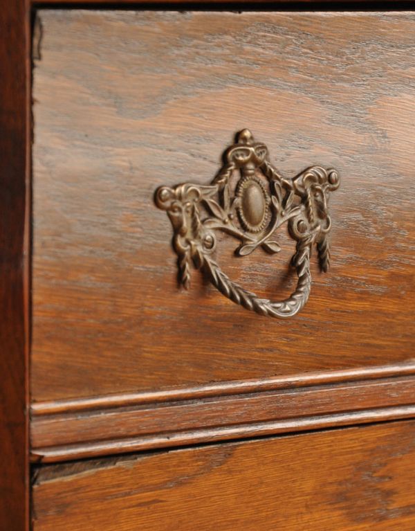 アンティークのチェスト　アンティーク家具　フレンチスタイルの優雅なアンティーク家具、小ぶりな３段チェスト。エンブレムをモチーフにした優雅な取っ手。(j-1530-f)