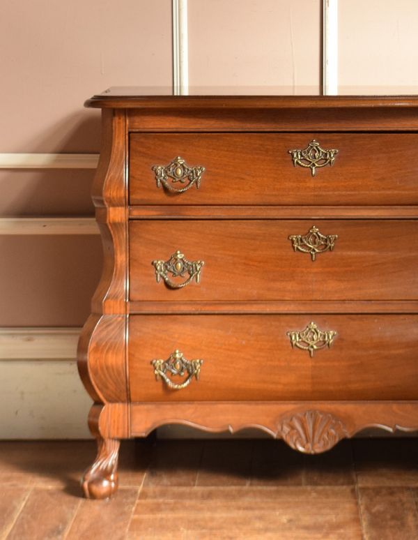 アンティークのチェスト　アンティーク家具　フランスの優雅なアンティーク家具、オーク材の３段チェスト（コモード）。リビングではメモ、リモコン、筆記用具など近くに置いておきたいものを収納しておけばとっても便利ですよ。(j-1531-f)