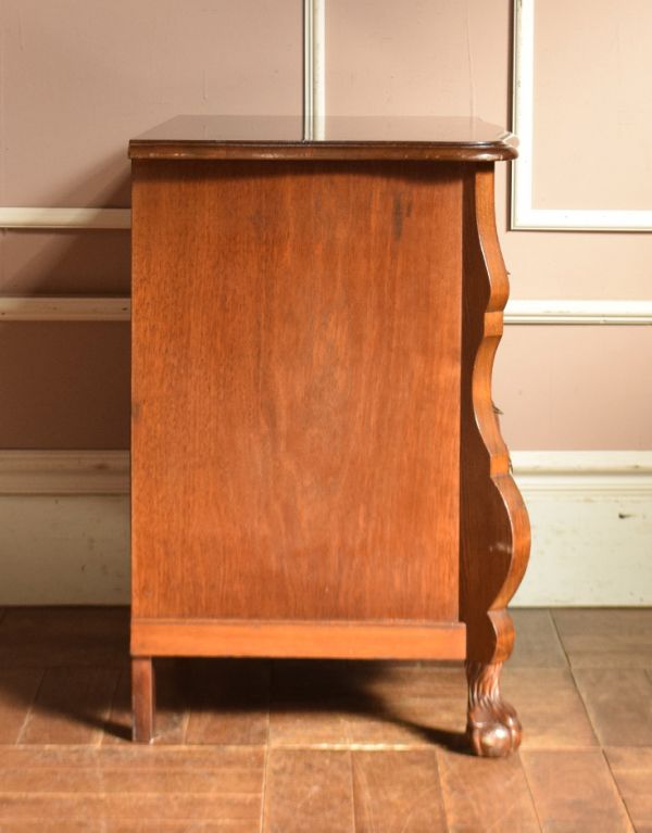 アンティークのチェスト　アンティーク家具　フランスの優雅なアンティーク家具、オーク材の３段チェスト（コモード）。前板が波打っています。(j-1531-f)