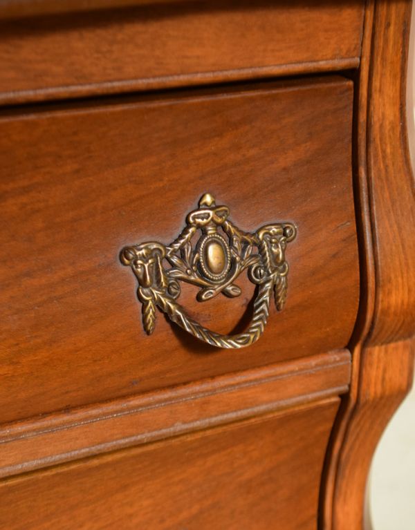 アンティークのチェスト　アンティーク家具　フランスの優雅なアンティーク家具、オーク材の３段チェスト（コモード）。エンブレムをモチーフにした優雅な取っ手。(j-1531-f)