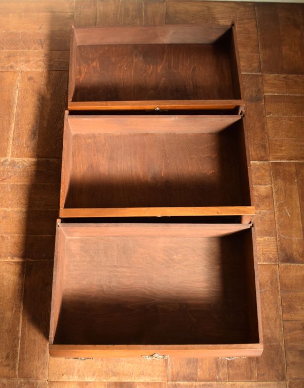 アンティークのチェスト　アンティーク家具　フランスの優雅なアンティーク家具、オーク材の３段チェスト（コモード）。引き出しは３杯。(j-1531-f)