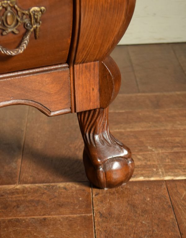 アンティークのチェスト　アンティーク家具　フランスの優雅なアンティーク家具、オーク材の３段チェスト（コモード）。どっしり貫禄のある脚先。(j-1531-f)