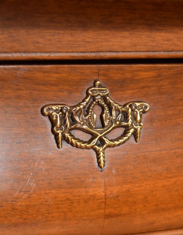 アンティークのチェスト　アンティーク家具　フランスの優雅なアンティーク家具、オーク材の３段チェスト（コモード）。中央の装飾も美しくてうっとり。(j-1531-f)