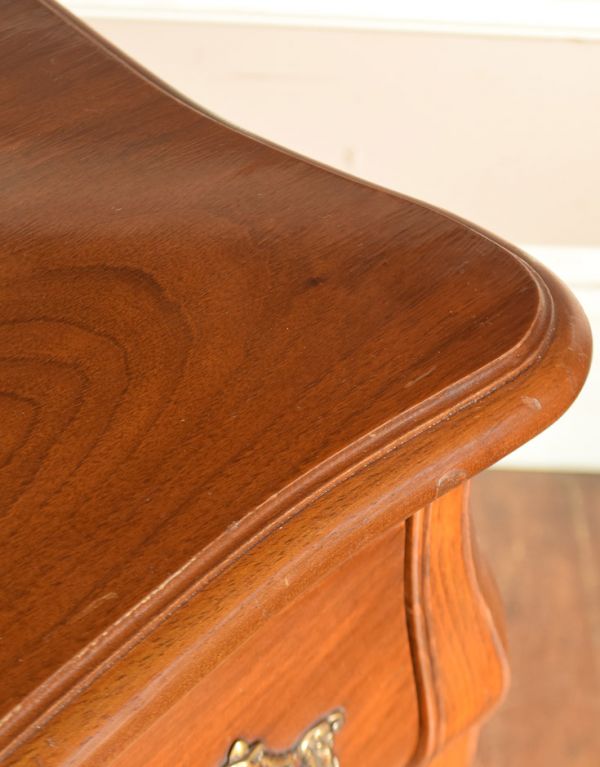 アンティークのチェスト　アンティーク家具　フランスの優雅なアンティーク家具、オーク材の３段チェスト（コモード）。角が丸く仕上がっているので、お子さまのいるご家庭にも使いやすいのではないでしょうか。(j-1531-f)