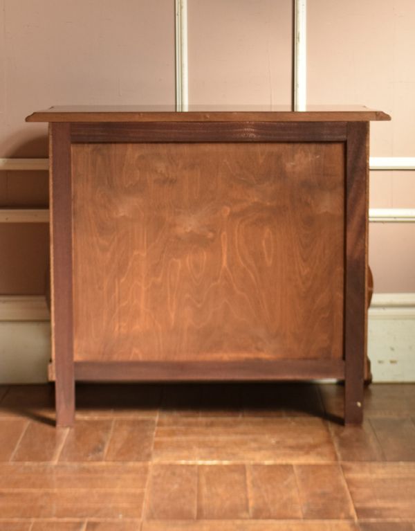 アンティークのチェスト　アンティーク家具　フランスの優雅なアンティーク家具、オーク材の３段チェスト（コモード）。きちんとメンテナンスしてあるので、裏側もキレイです。(j-1531-f)