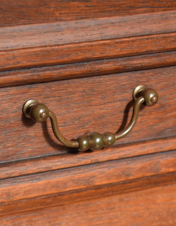 アンティークのチェスト　アンティーク家具　フランスのアンティーク家具、ミニサイズのフレンチチェスト。アンティークならではの高級感のある取っ手。(j-1532-f)