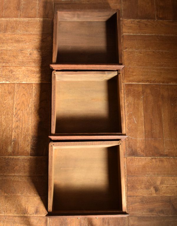 アンティークのチェスト　アンティーク家具　フランスのアンティーク家具、ミニサイズのフレンチチェスト。引き出しは３杯です。(j-1532-f)