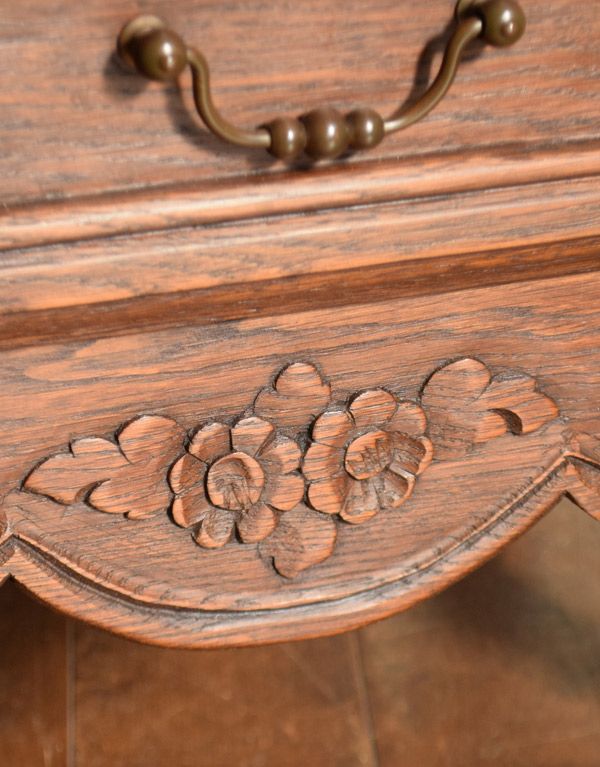 アンティークのチェスト　アンティーク家具　フランスのアンティーク家具、ミニサイズのフレンチチェスト。可愛いお花の彫があります。(j-1532-f)