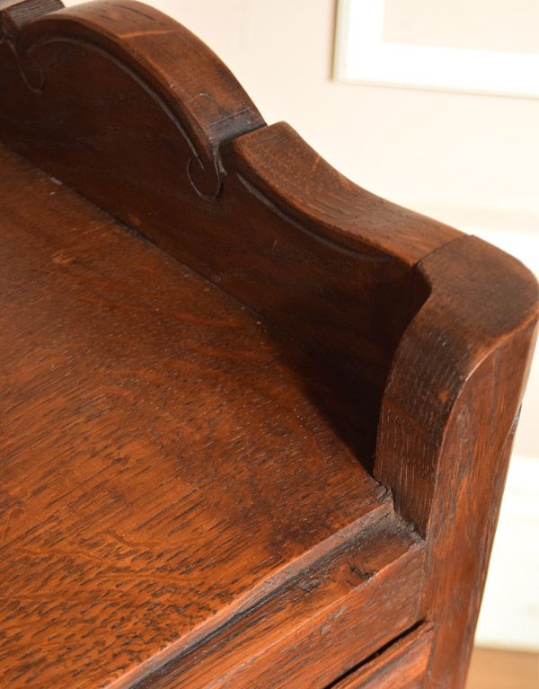 アンティークのチェスト　アンティーク家具　フランスのアンティーク家具、ミニサイズのフレンチチェスト。天板に立ち上がりがあるので、物が落ちにくいです。(j-1532-f)