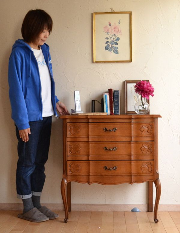 アンティークのチェスト　アンティーク家具　南フランスのアンティーク家具、彫がたっぷりのチェスト。チェアの横に置けば、サイドテーブル代わりに。(j-1533-f)