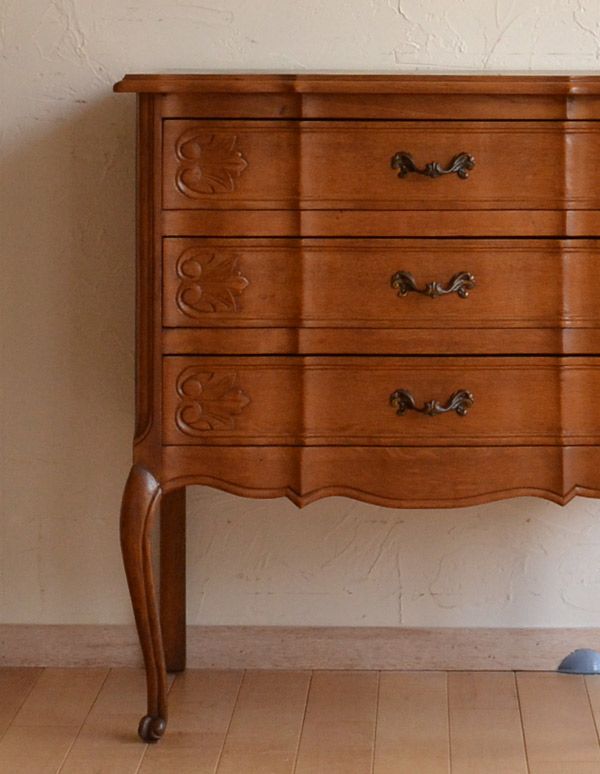 アンティークのチェスト　アンティーク家具　南フランスのアンティーク家具、彫がたっぷりのチェスト。繊細で高級感たっぷりの扉の彫り。(j-1533-f)