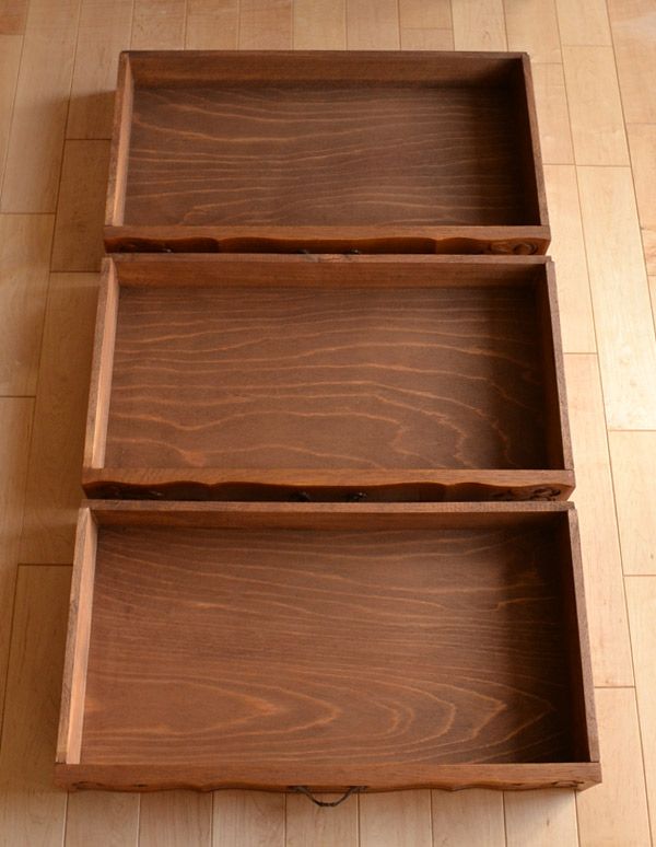 アンティークのチェスト　アンティーク家具　南フランスのアンティーク家具、彫がたっぷりのチェスト。引き出しは全部で３杯です。(j-1533-f)