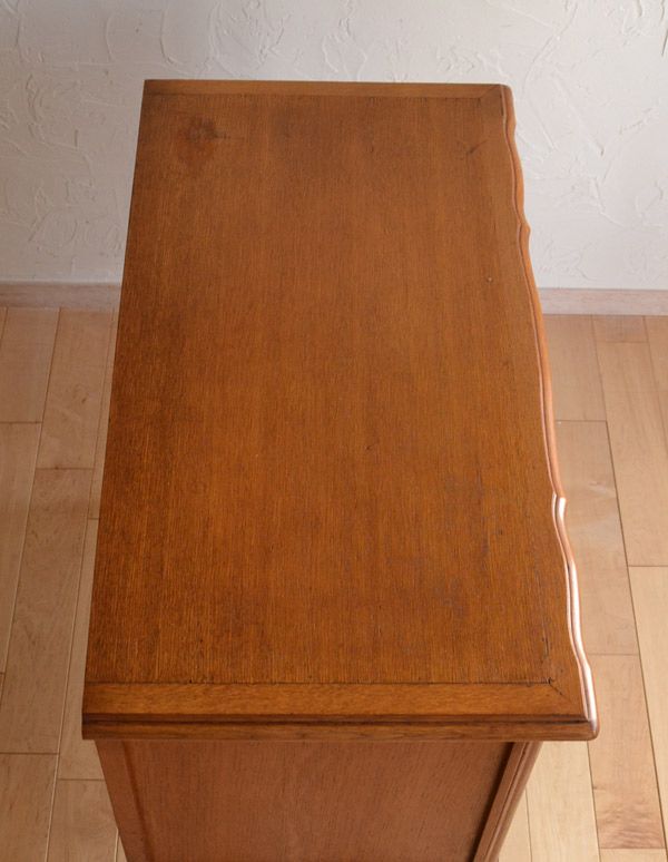 アンティークのチェスト　アンティーク家具　南フランスのアンティーク家具、彫がたっぷりのチェスト。天板もピカピカにお直ししてあります。(j-1533-f)