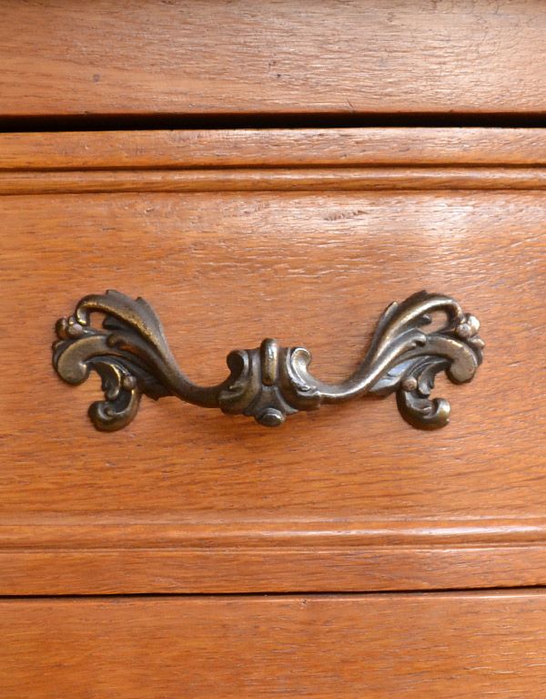 アンティークのチェスト　アンティーク家具　南フランスのアンティーク家具、彫がたっぷりのチェスト。優雅な引き出しの取っ手です。(j-1533-f)
