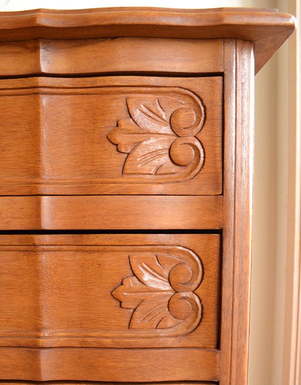 アンティークのチェスト　アンティーク家具　南フランスのアンティーク家具、彫がたっぷりのチェスト。高級感のある彫。(j-1533-f)