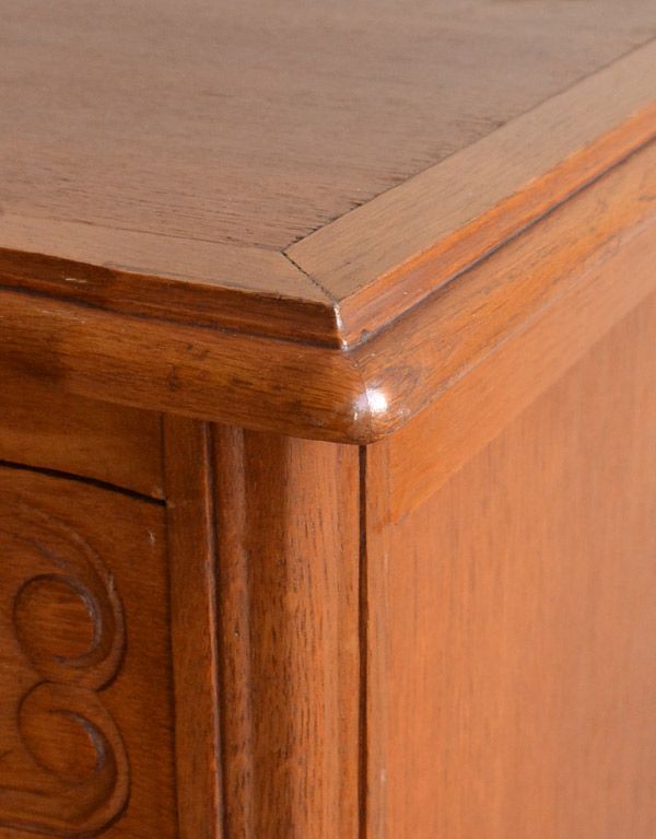 アンティークのチェスト　アンティーク家具　南フランスのアンティーク家具、彫がたっぷりのチェスト。角が丸いので小さなお子様がいるお家でも安心です。(j-1533-f)