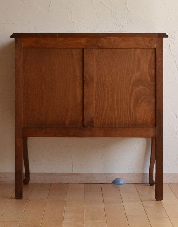 アンティークのチェスト　アンティーク家具　南フランスのアンティーク家具、彫がたっぷりのチェスト。きちんとメンテナンスしてあるので、裏側もキレイです。(j-1533-f)