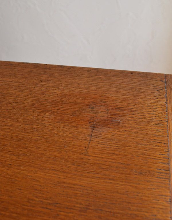 アンティークのチェスト　アンティーク家具　南フランスのアンティーク家具、彫がたっぷりのチェスト。アンティークは新品ではないので、経年変化によるキズはありますが、専門の職人によって目立たないようにキレイにお直しをしています。(j-1533-f)