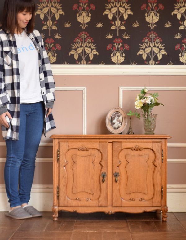 アンティークのキャビネット　アンティーク家具　南フランスのアンティーク家具、彫がキレイなキャビネット。美しい彫で存在感があるキャビネット。(j-1534-f)