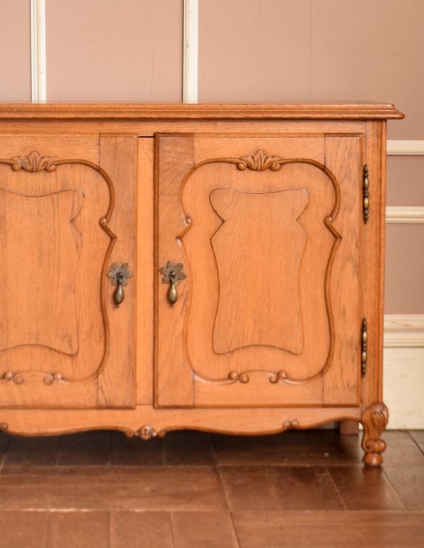 アンティークのキャビネット　アンティーク家具　南フランスのアンティーク家具、彫がキレイなキャビネット。繊細で高級感たっぷりの扉の彫り。(j-1534-f)