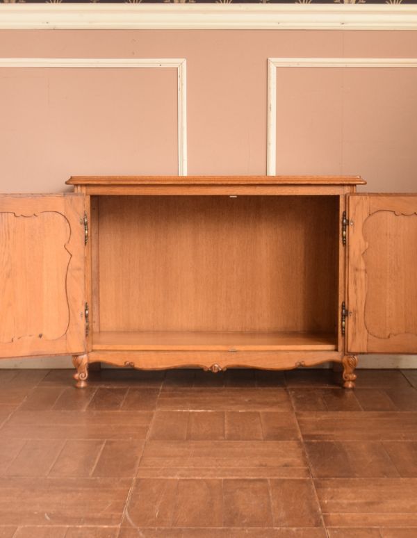 アンティークのキャビネット　アンティーク家具　南フランスのアンティーク家具、彫がキレイなキャビネット。DVDや本、漫画なども実用的に収納できます。(j-1534-f)