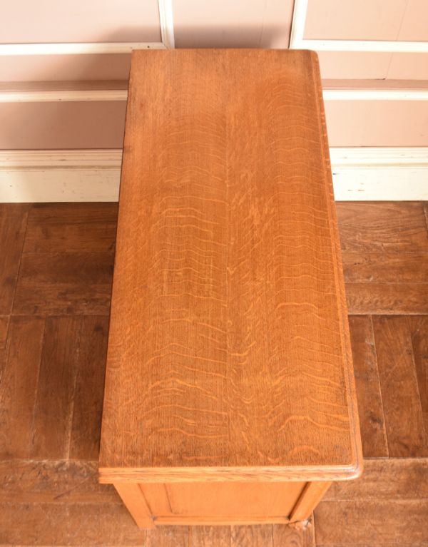 アンティークのキャビネット　アンティーク家具　南フランスのアンティーク家具、彫がキレイなキャビネット。天板もピカピカにお直ししました。(j-1534-f)