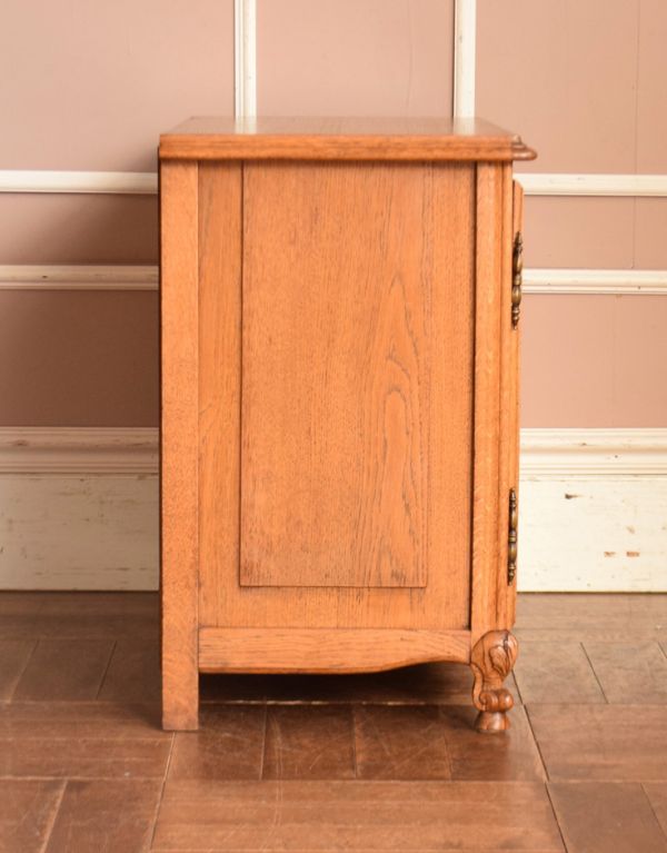 アンティークのキャビネット　アンティーク家具　南フランスのアンティーク家具、彫がキレイなキャビネット。サイドも額縁みたいな高級感のある彫。(j-1534-f)