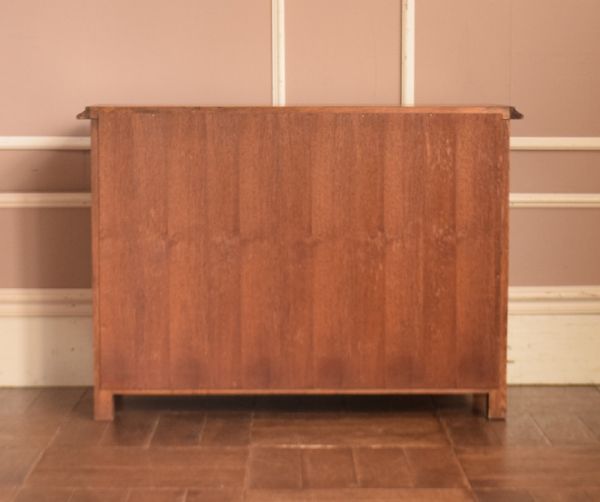 アンティークのキャビネット　アンティーク家具　南フランスのアンティーク家具、彫がキレイなキャビネット。きちんとメンテナンスしてあるので、裏側もキレイです。(j-1534-f)