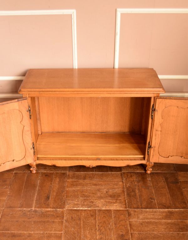 アンティークのキャビネット　アンティーク家具　南フランスのアンティーク家具、彫がキレイなキャビネット。扉内も綺麗な状態です。(j-1534-f)