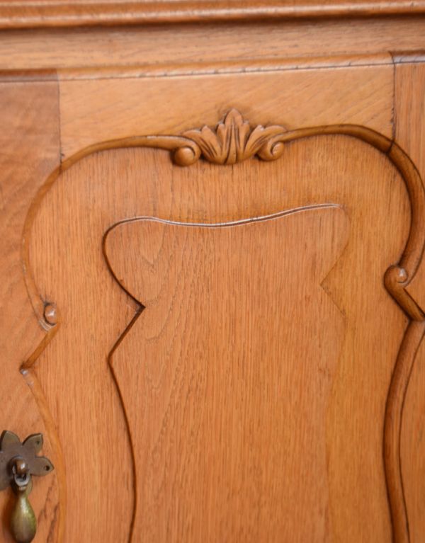 アンティークのキャビネット　アンティーク家具　南フランスのアンティーク家具、彫がキレイなキャビネット。植物があしらわれた装飾にはどこか和の美しさを感じます。(j-1534-f)