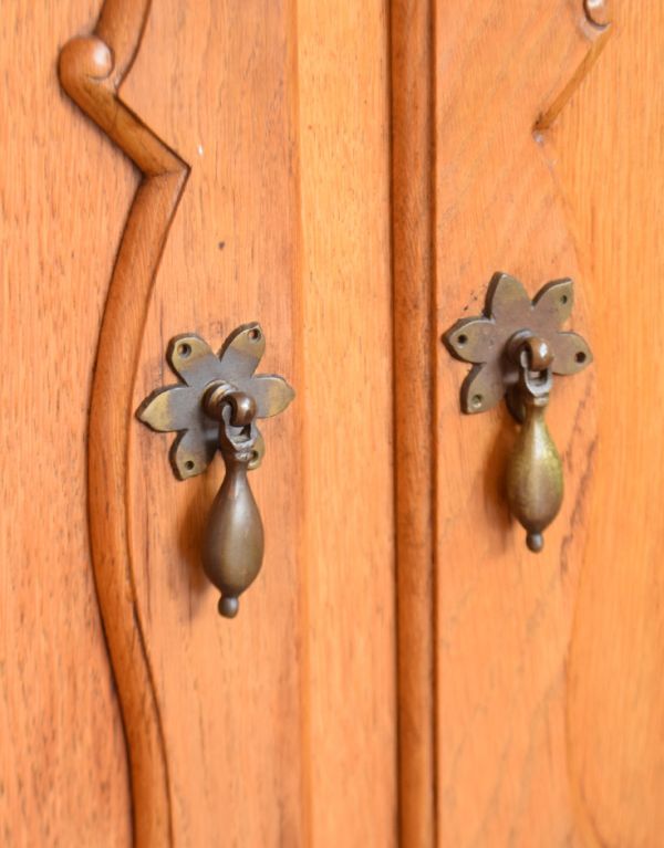 アンティークのキャビネット　アンティーク家具　南フランスのアンティーク家具、彫がキレイなキャビネット。アンティークらしい取っ手をそっと開くたびにときめきます。(j-1534-f)