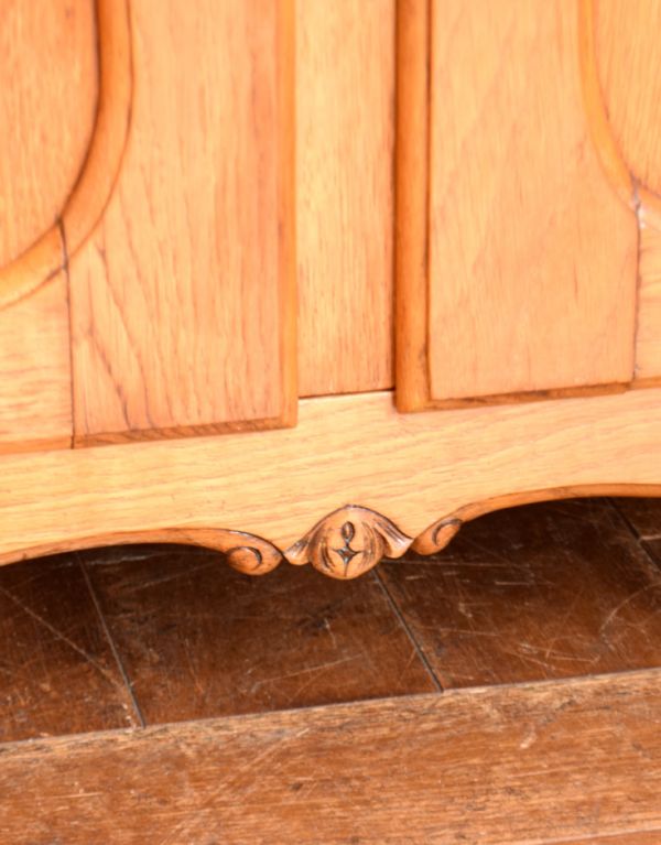 アンティークのキャビネット　アンティーク家具　南フランスのアンティーク家具、彫がキレイなキャビネット。細部まで凝ったデザインが嬉しいです。(j-1534-f)