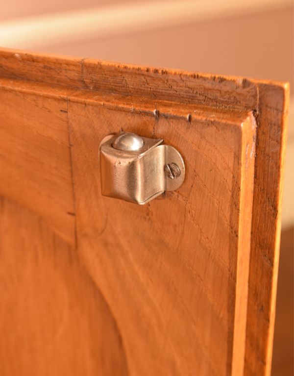 アンティークのキャビネット　アンティーク家具　南フランスのアンティーク家具、彫がキレイなキャビネット。扉には金具が付いているので開け閉めはスムーズです。(j-1534-f)