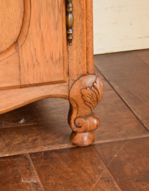 アンティークのキャビネット　アンティーク家具　南フランスのアンティーク家具、彫がキレイなキャビネット。安定感のある脚がしっかり支えます。(j-1534-f)