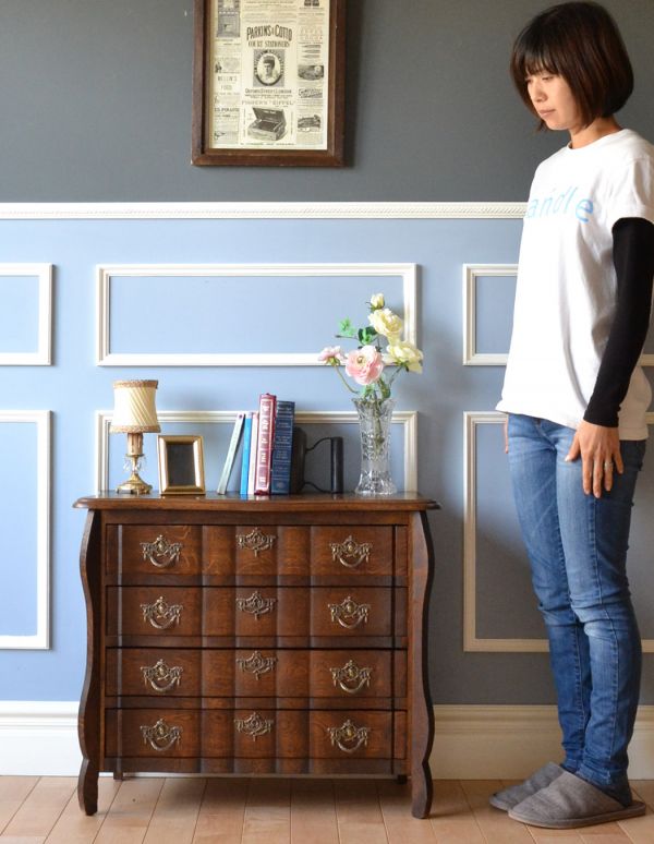 アンティークのチェスト　アンティーク家具　美しいアンティークフレンチ家具、オーク材の小さな4段チェスト。高級感があって女性らしい優しい曲線。(j-1535-f)