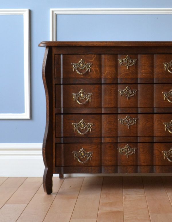 アンティークのチェスト　アンティーク家具　美しいアンティークフレンチ家具、オーク材の小さな4段チェスト。リビングではメモ、リモコン、筆記用具など近くに置いておきたいものを収納しておけばとっても便利ですよ。(j-1535-f)