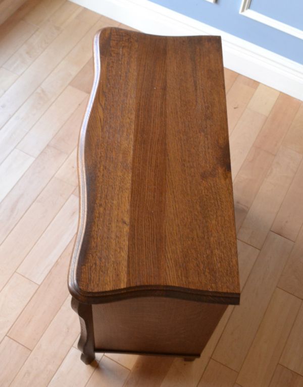 アンティークのチェスト　アンティーク家具　美しいアンティークフレンチ家具、オーク材の小さな4段チェスト。天板も木目がとってもキレイです。(j-1535-f)