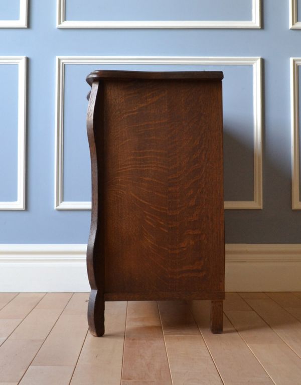 アンティークのチェスト　アンティーク家具　美しいアンティークフレンチ家具、オーク材の小さな4段チェスト。前板が波打っています。(j-1535-f)