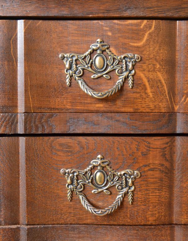 アンティークのチェスト　アンティーク家具　美しいアンティークフレンチ家具、オーク材の小さな4段チェスト。エンブレムをモチーフにした優雅な取っ手。(j-1535-f)
