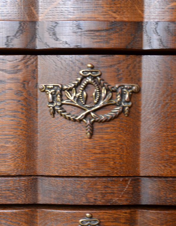 アンティークのチェスト　アンティーク家具　美しいアンティークフレンチ家具、オーク材の小さな4段チェスト。引き出しの中央にはこのような美しい装飾が付いています。(j-1535-f)