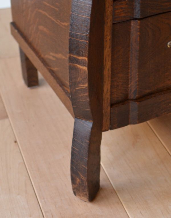 アンティークのチェスト　アンティーク家具　美しいアンティークフレンチ家具、オーク材の小さな4段チェスト。スッキリと細長い脚です。(j-1535-f)