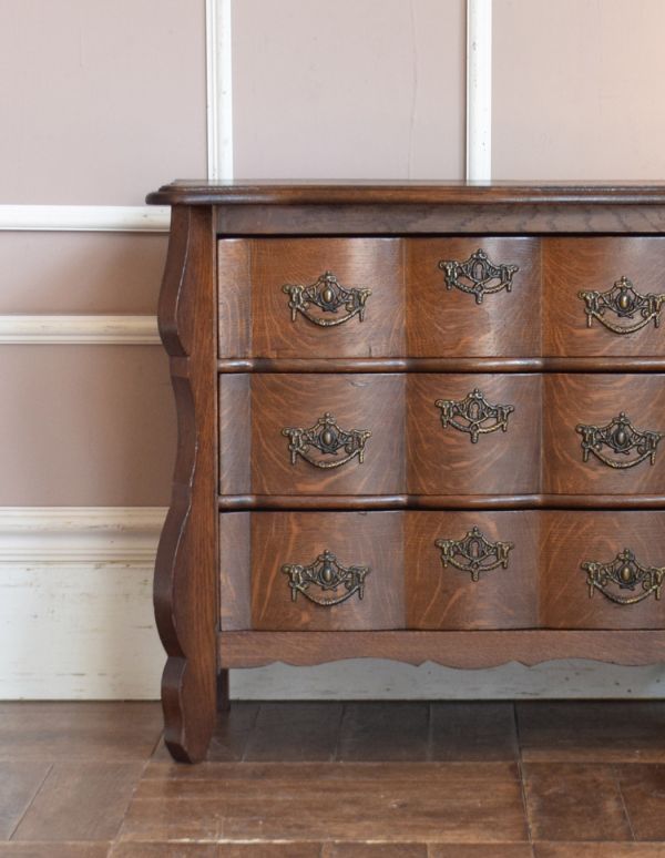 アンティークのチェスト　アンティーク家具　南フランスの素敵なアンティーク家具、華やかな３段チェスト。リビングではメモ、リモコン、筆記用具など近くに置いておきたいものを収納しておけばとっても便利ですよ。(j-1536-f)