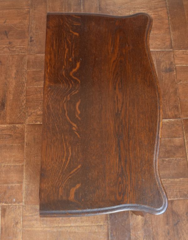 アンティークのチェスト　アンティーク家具　南フランスの素敵なアンティーク家具、華やかな３段チェスト。天板も木目がとってもキレイです。(j-1536-f)