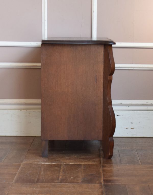 アンティークのチェスト　アンティーク家具　南フランスの素敵なアンティーク家具、華やかな３段チェスト。前板が波打っています。(j-1536-f)